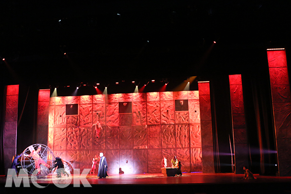 此次演出的舞台為歐洲巨蛋級規格。