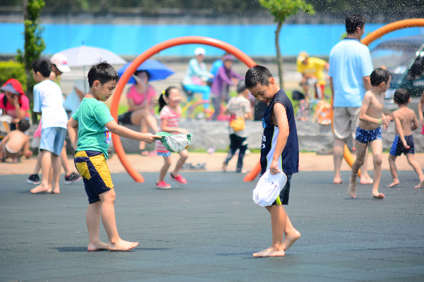 大佳河濱公園戲水區，孩子們玩得不亦樂乎。 (圖／台北市政府，以下同)