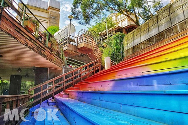 寬敞的彩虹階梯，旅人們可以拍得非常開心。