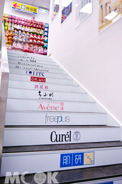 通往一樓與二樓樓梯上每階梯貼上台灣松本清最受消費者喜愛彩妝保養品牌