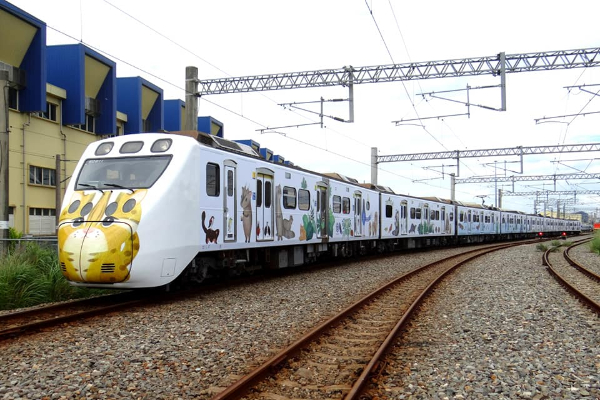 里山列車車身有滿滿的動物彩繪。