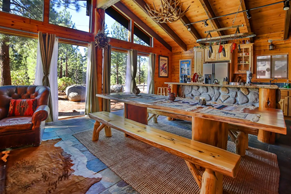 根本和電影場景一模一樣的度假小木屋。 (圖／The Lake Tahoe Chalet_Airbnb，以下同)