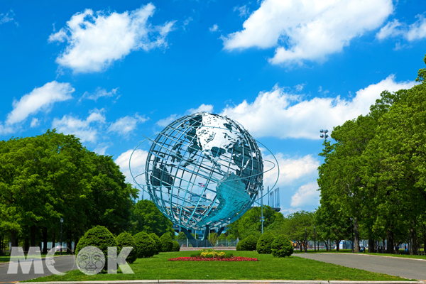 皇后區的法拉盛草原公園，影迷可以朝聖在第一集中被墜落的太空船摧毀的巨大地球模型。(圖／Booking.com，以下同)