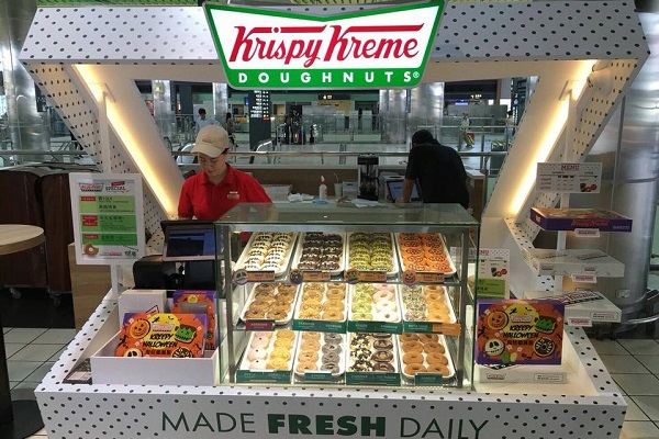 甜甜圈品牌Krispy Kreme為了慶祝世界甜甜圈日祭出甜甜圈免費送優惠。(圖/Krispy Kreme)