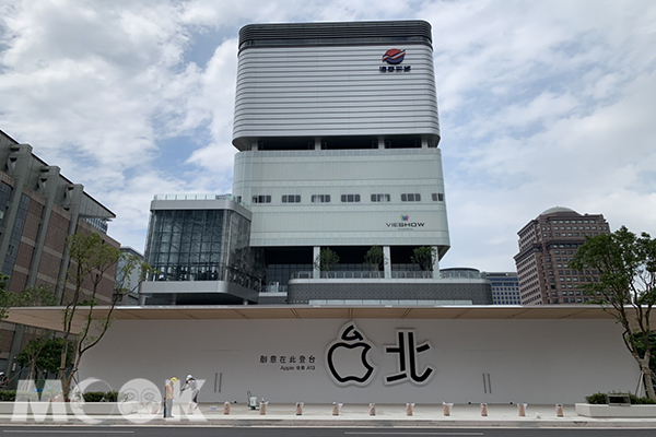 外觀僅有一樓的APPLE旗艦店，於信義區顯得格外搶眼。 (圖／MOOK景點家張盈盈)