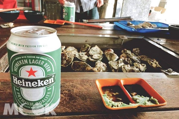 碳烤牡蠣搭配啤酒，吃到飽的極致享受適合與三五好友共享。（圖／玩皮假期）