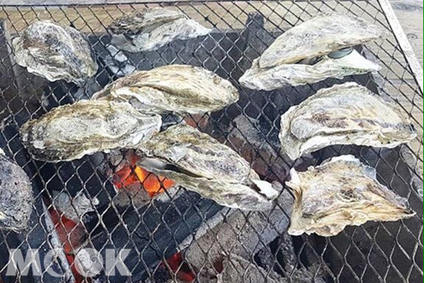 澎湖養殖的牡蠣現烤，海味滿滿。（圖／vivian740403）