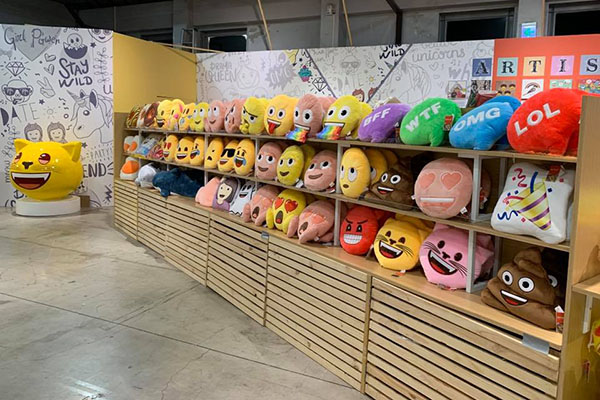 展場有許多台灣限定的emoji周邊商品。