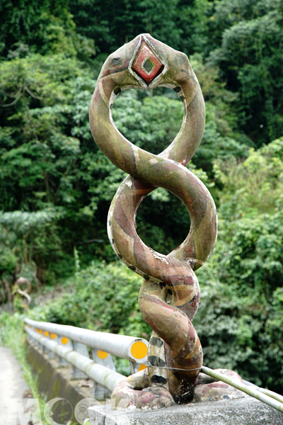 百步蛇是布農族人的好朋友，兩蛇交纏成8字，也代表八八風災紀念橋之意。
