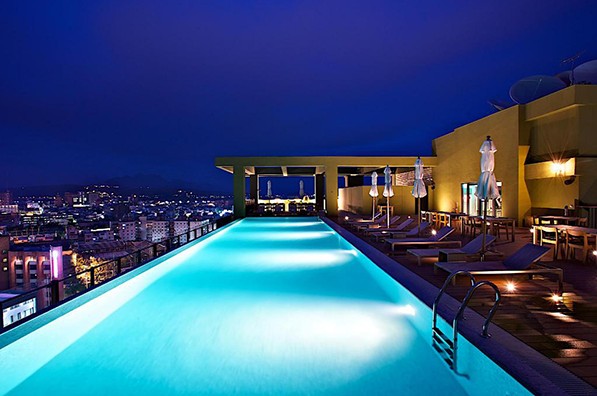 擁有夜景與泳池的飯店，是浪漫約會的場景。(圖／THE GAYA HOTEL渡假酒店)