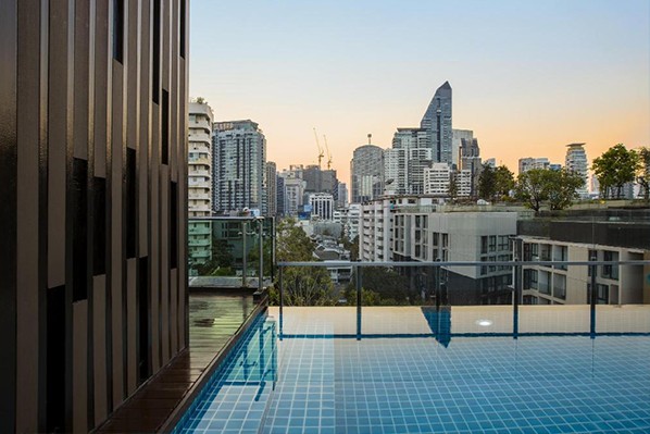 不少高級商務飯店都附有酒吧與泳池，是約會的好地方，曼谷阿德菲49飯店。(圖／Adelphi Forty-Nine Hotel)