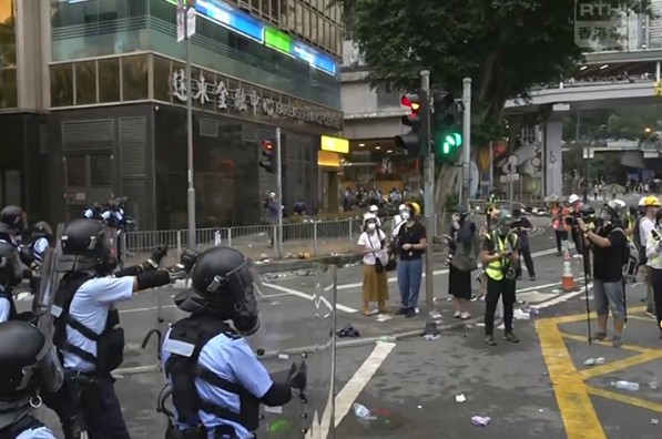 香港警方於12日傍晚開始對反送中集會人士施放催淚彈。(圖／香港電台視像新聞）