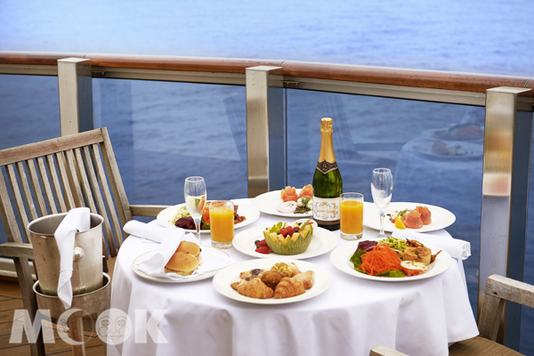 太陽公主號提供24小時免費客房服務，在客艙陽台就能悠閒享用早餐（未滿18歲請勿飲酒）