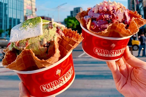 知名冰淇淋品牌Cold Stone近期推出OURS歡樂桶裝冰淇淋買一送一活動。（圖／Cold Stone）