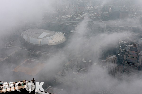 記者造訪這天雲霧較濃，正好感受漫步在雲端的體驗。
