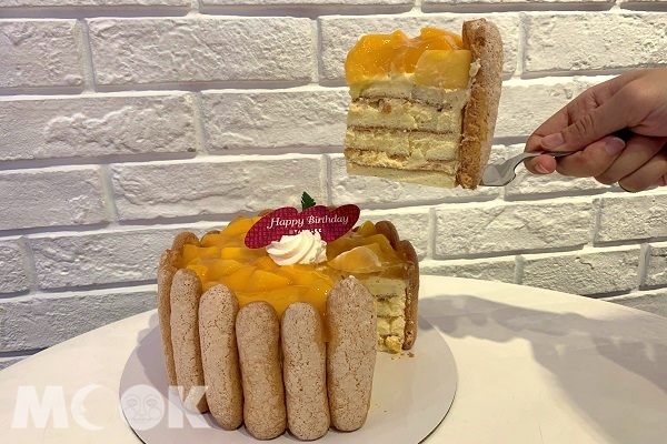 鮮芒夏洛特蛋糕，以泡芙蛋糕為糕體，搭配新鮮芒果與手指餅乾打造，十分美味。（攝影／MOOK景點家陳玟霖）