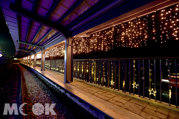 八斗子車站月台的星形燈飾非常夢幻。