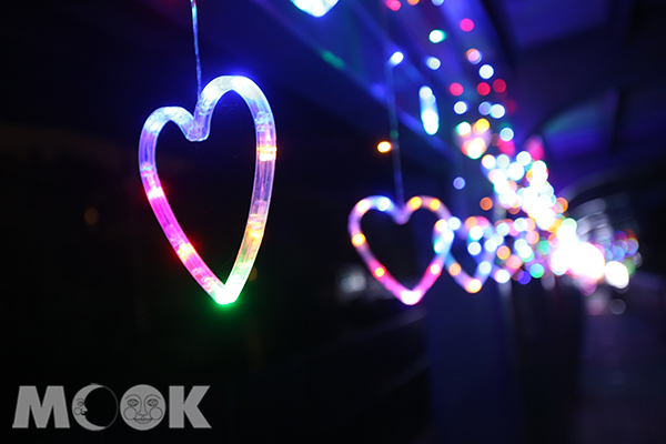 深澳站月台四周則懸掛著滿滿的愛心燈飾。
