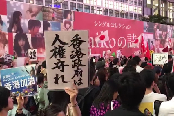 東京街頭有留日學生發起街頭講座與連署聲援反送中的活動。（圖/香港視像電台，以下同）