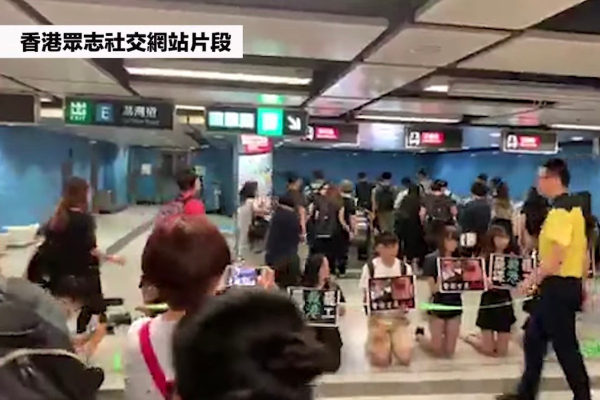 「香港眾志」在地鐵發起呼籲香港民眾再站出來。（圖/ 香港眾志）