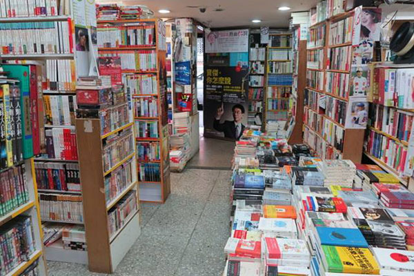 水準書局有著全台灣最便宜的書店之稱。(圖／水準書局)