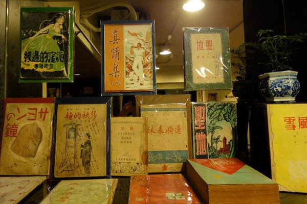 舊香居收藏了很多古籍書刊。(圖／舊香居)