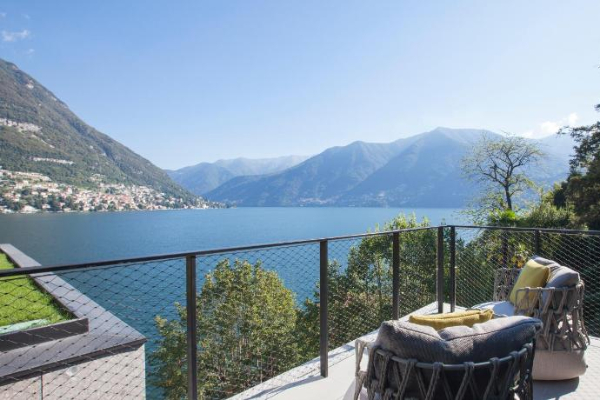 窩在陽台上的躺椅坐擁百萬湖景，發呆一整天。 (圖／Il Sereno Hotel，以下同)