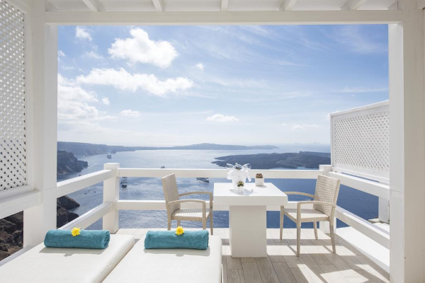 旅人們睜開眼就能坐擁地中海絕美景緻。 (圖／Aqua Luxury Suites Santorini，以下同)