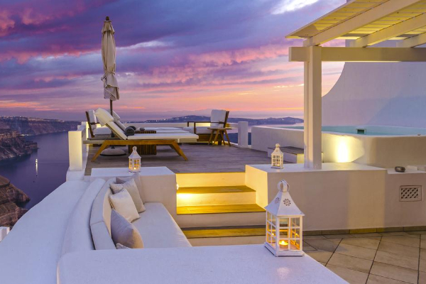 酒店裡每間房都能享有絕美的地中海景緻。