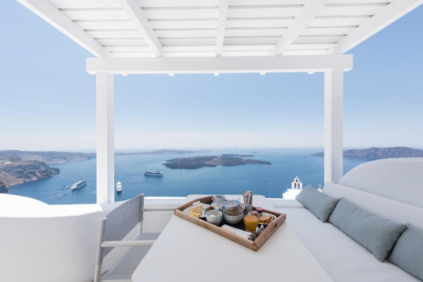 在開放式露台上享用早餐與地中海美景，根本太幸福。