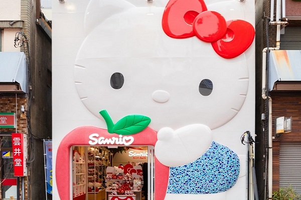 Sanrio Gift Gate 浅草店外觀以七公尺高的Hello Kitty打造，成為打卡新景點。（圖／Sanrio）