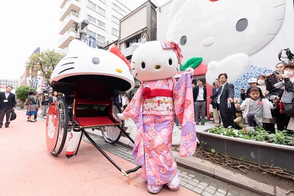 為慶新店開幕特別舉行Hello Kitty人力車活動，讓Hello Kitty陪伴共遊淺草好幸福。（圖／Sanrio）