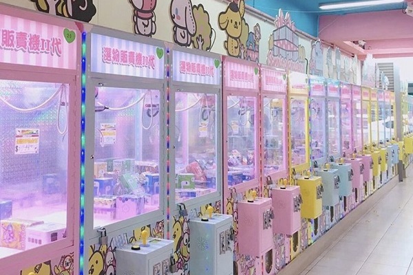 一整排以粉色系為主的三麗鷗聯名選物販賣機。（圖／Sanriolife）
