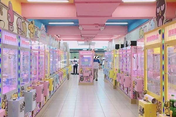 整間選物販賣店皆以粉嫩色系打造，機台上也印有許多三麗鷗角色明星的身影。（圖／Sanriolife）