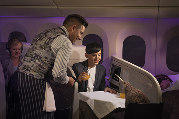 空服員提供紐西蘭式待客之道。 (圖／紐西蘭航空)