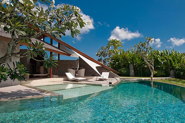 花園內的泳池，讓旅人們能好好的放鬆，享受假期。 (圖／The Layar – Designer Villas，以下同)