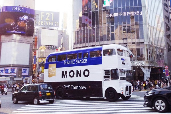 為了慶祝MONO橡皮擦50週年，品牌打造巨大化打造雙層巴士MONO BUS。（圖／Tombow）