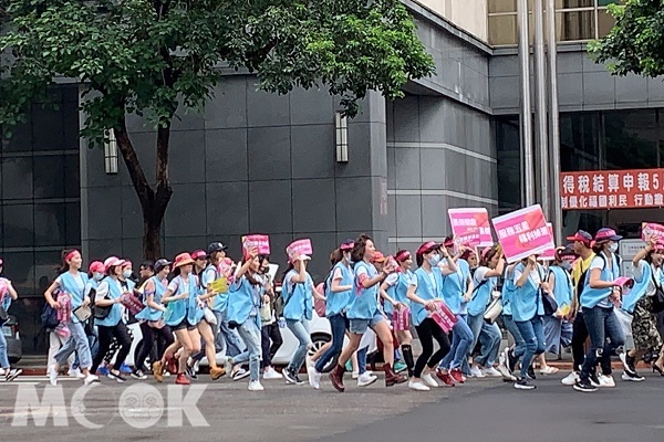 長榮航空抗議工時問題走向街頭。（攝影／MOOK景點家張盈盈）