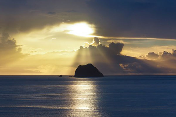 基隆嶼與夕陽。（圖／基隆旅遊網）