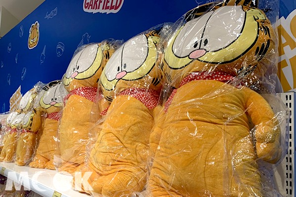 商品區有超大加菲貓玩偶抱枕。