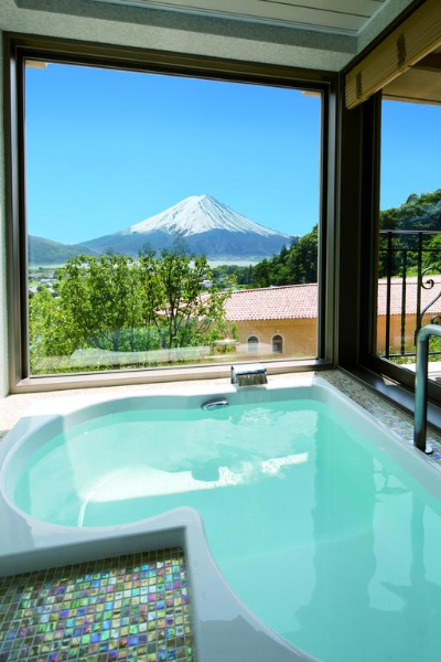 看著富士山泡澡，絕對是人生旅遊清單必做之一。