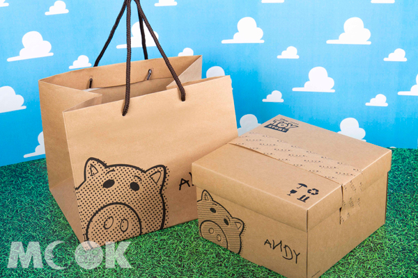 凡購買「Hamm豬撲滿」蛋糕即可獲得印有Hamm火腿豬的特製包裝盒與提袋，翻轉外盒更可發現「ANDY」簽名筆跡！