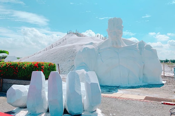 台南七股鹽山的大型裝置藝術「鹽巨人」，5.5公尺高氣勢驚人。（圖／台南市政府，以下同）