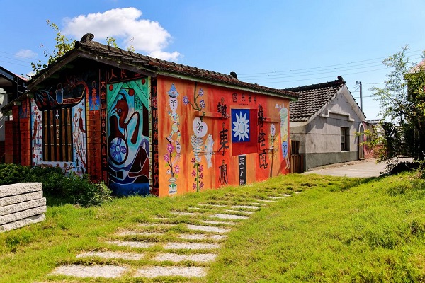 洪通故居彩繪村內充滿著風格獨特的彩繪畫作，吸引許多遊客前往拍照打卡。