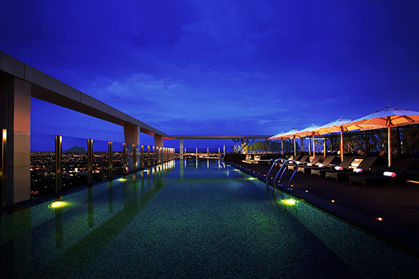 晶泉丰旅泳池坐擁蘭陽絕美夜景。 (圖／晶泉丰旅)