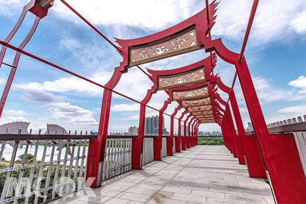文昌陸橋拱門拍起來十分壯觀(圖／tw.plover319)