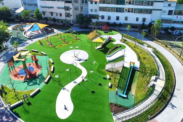 屏東縣第三座大型共融遊戲場在和平公園內，堪稱是南部最大的共融遊戲場。