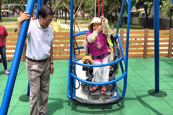 身障者專用的鞦韆，坐輪椅也能盪鞦韆！