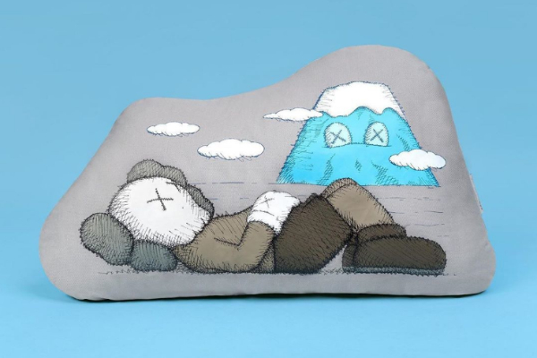 悠閒躺在富士山腳下的KAWS抱枕。