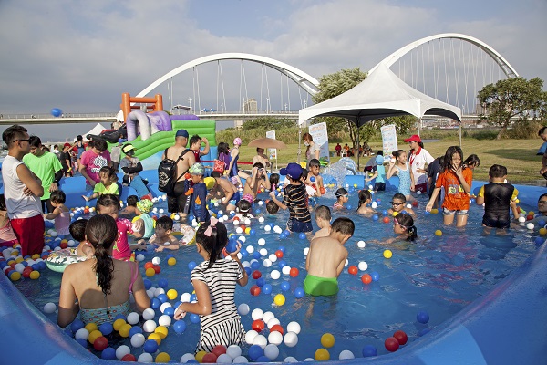 大型玩水池十分消暑，2019新月水道節是今夏最適合小朋友同樂的水樂園。（圖／新北市政府，以下同）